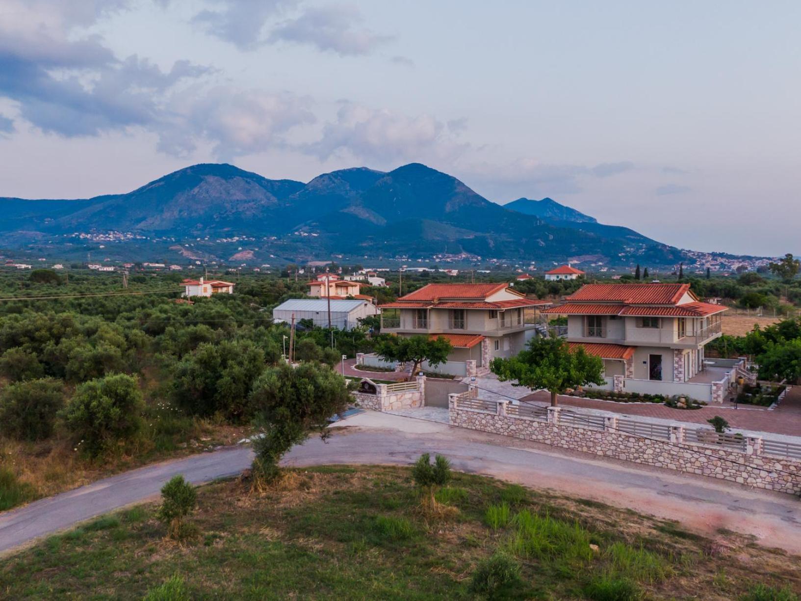 Terra Helios Suites & Studios Kyparissia Bagian luar foto