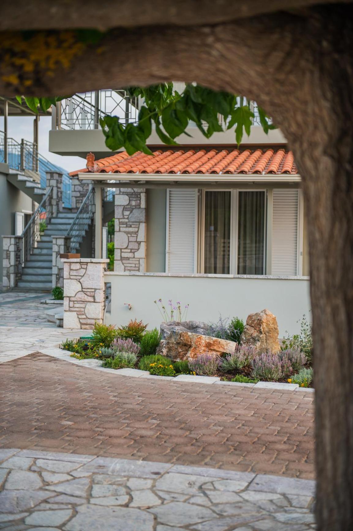 Terra Helios Suites & Studios Kyparissia Bagian luar foto